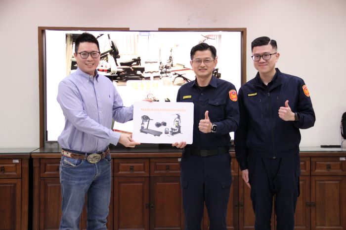 獲贈健身器材 頭前派出所員警健康添能量 19 《圖說》中華民國長期照護推廣協會理事長陳昱翔致贈健身器材合影,左起:陳昱翔理事長、新莊分局長陳保緒、頭前派出所所長王昱翔。〈新莊分局提供〉