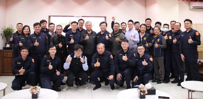 獲贈健身器材 頭前派出所員警健康添能量 21 《圖說》捐贈儀式合照。〈新莊分局提供〉