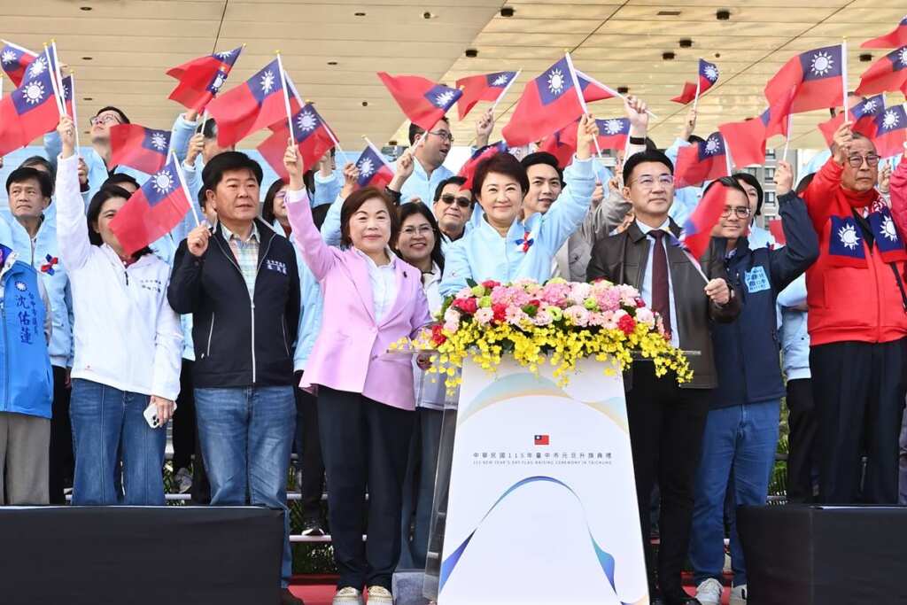 ▲台中元旦升旗88位城市英雄護國旗,盧秀燕推「台中愛胎萬計畫」加碼生育補助。(圖/記者張玉泰攝)