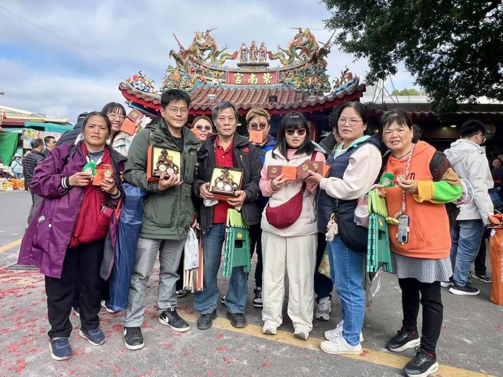 ▲南投竹山紫南宮於元旦發放丙午馬年錢母,吸引大批民眾前往排隊領取,領取到的民眾開心合影。(圖/記者蘇彩娥攝)