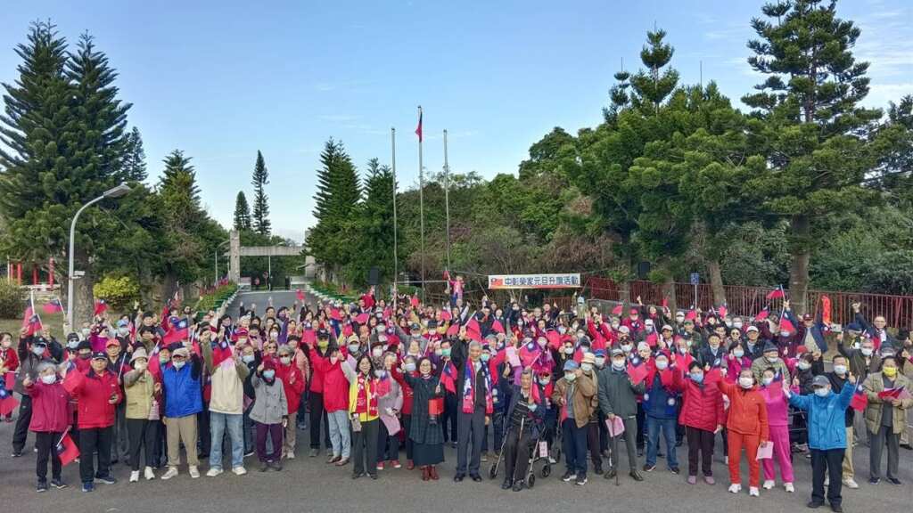 ▲中彰榮家隆重舉行115年元旦升旗典禮,長輩們精神奕奕、早早來到升旗台前,以最真摯的心意迎接新年的到來。(圖/中彰榮家提供)
