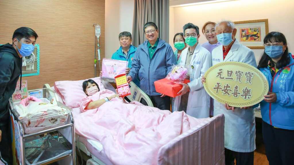 ▲新竹縣長楊文科(右六)送上新生兒禮品給元旦寶寶家庭。