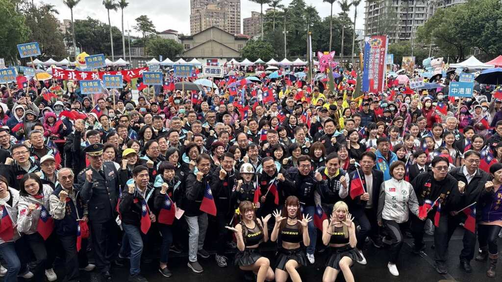 ▲新北市政府團隊及貴賓與現場超過8000名民眾大合照。