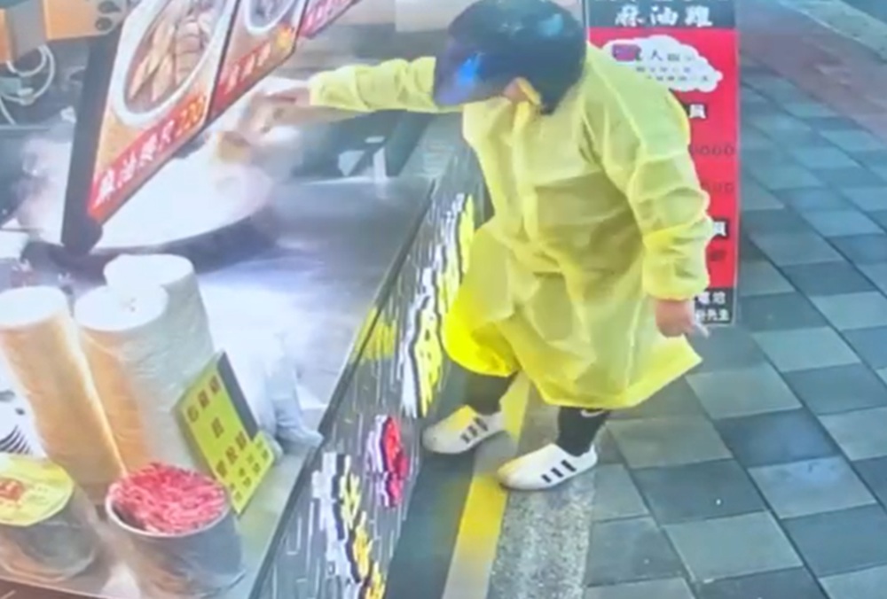 連鎖麻油雞10分店疑被惡搞 疑似砂糖整包丟鍋內警逮3人 244 cnews204260101a01