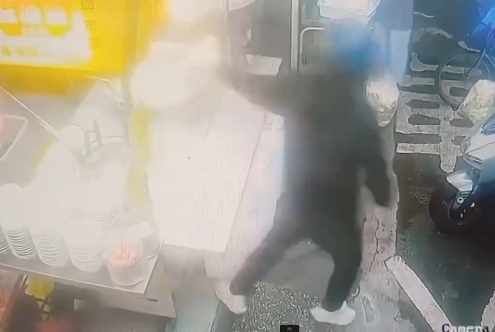 連鎖麻油雞10分店疑被惡搞 疑似砂糖整包丟鍋內警逮3人 246 cnews204260101a02