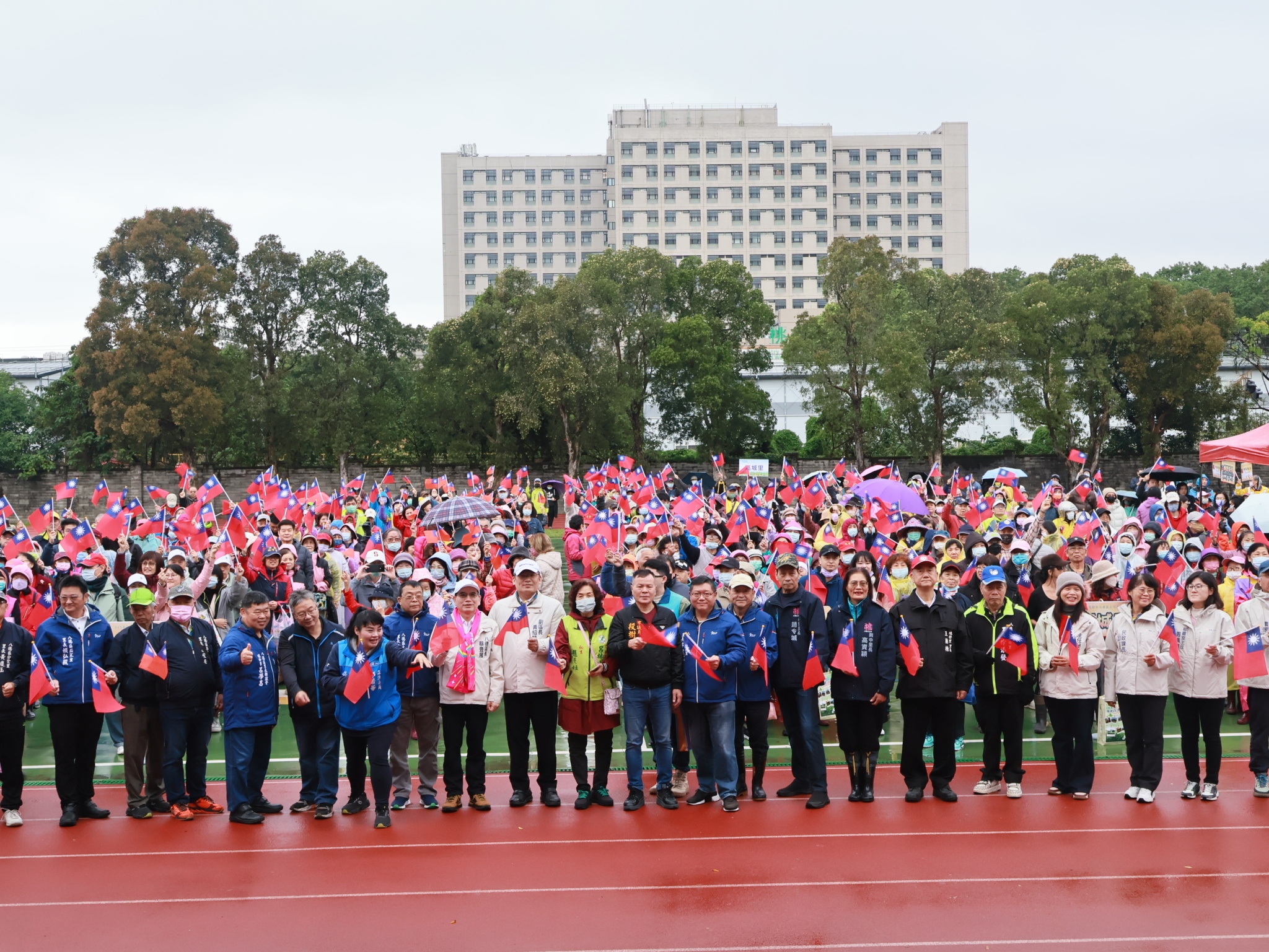 八德區公所元旦升旗永豐高中登場 市民齊唱國歌凝聚向心力 454dasq 2
