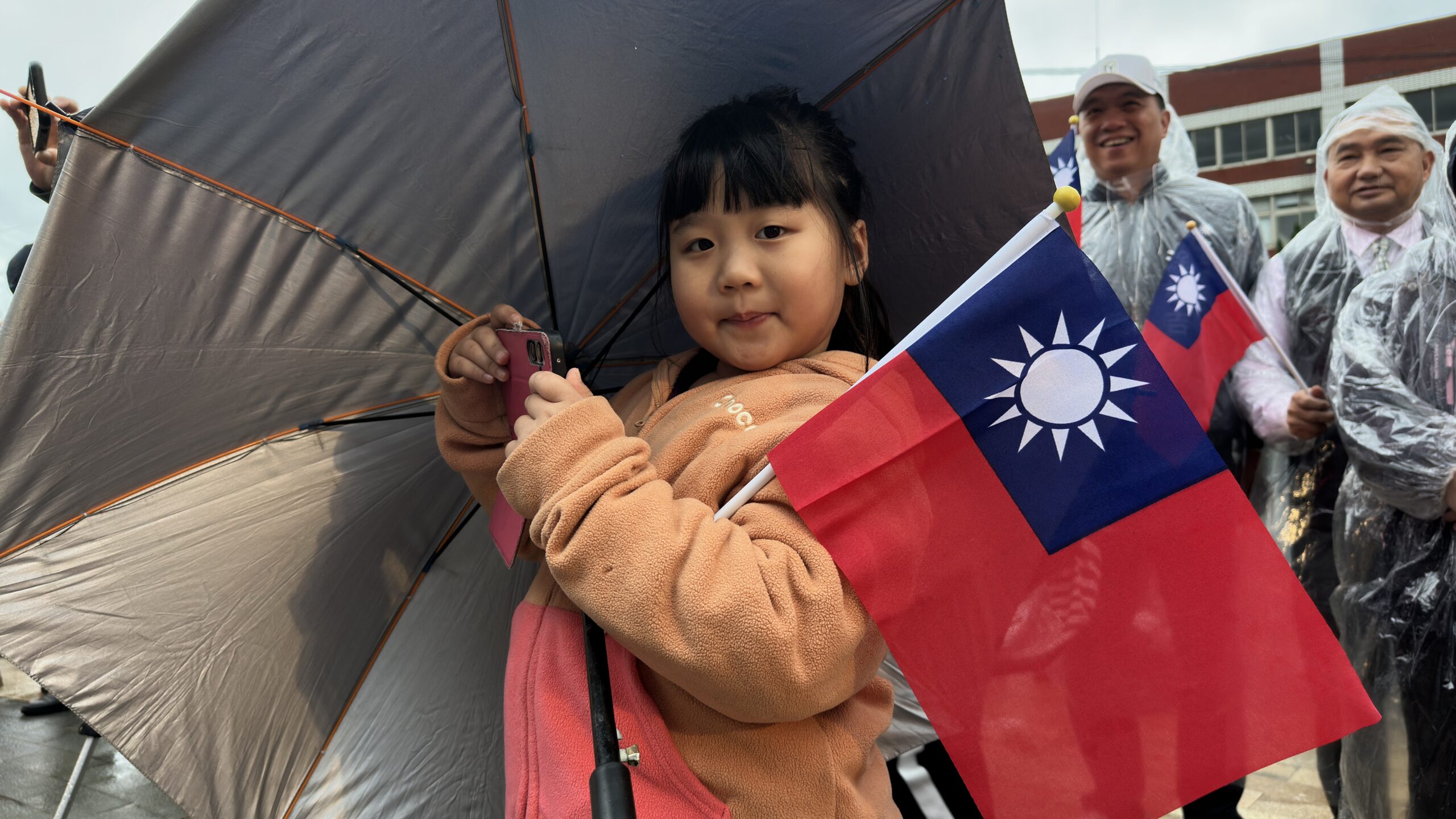 大園區公所元旦升旗吸引600人參加 雨天不減民眾熱情 S 13869066 scaled