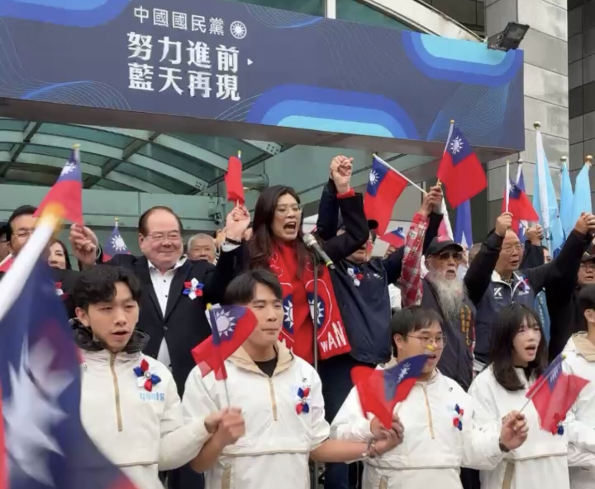 ▲中國國民黨元旦升旗,主席鄭麗文帶領高喊「新的一年幸福加“馬”」!