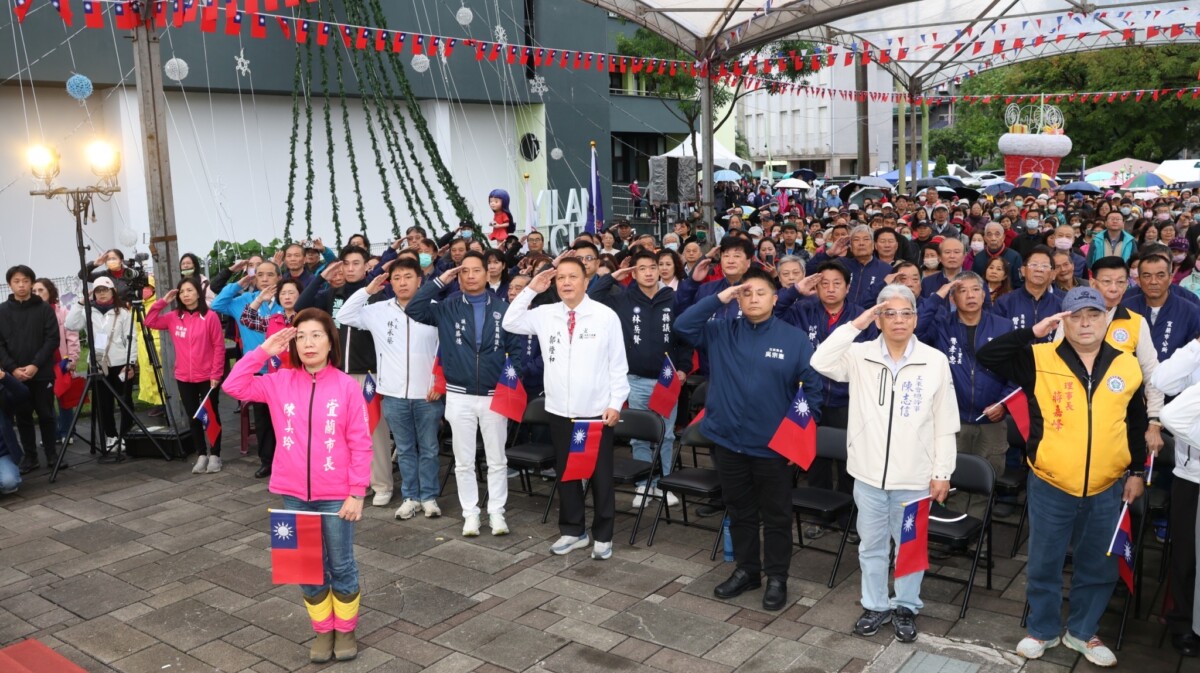 ▲宜蘭市長陳美玲帶領地方各界向國旗致敬。