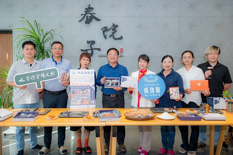 ▲雲嘉南濱海國家風景管理處徐振能處長攜手業者開發海味雙金地方風物。(記者劉春生翻攝)