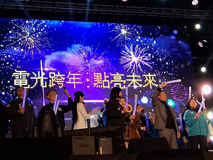 ▲睽違12年雲林跨年晚會，湧入滿場粉絲迎跨年 。（記者劉春生攝）