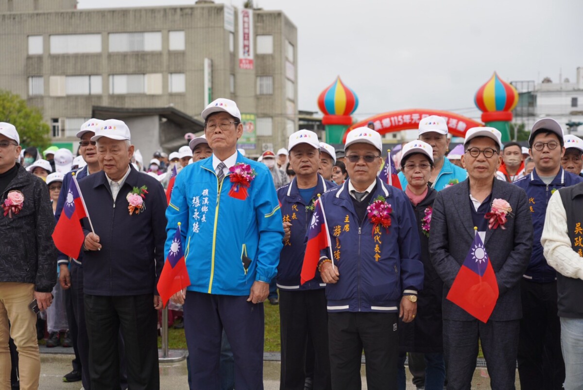 ▲礁溪鄉長張永德與鄉代會主席游見璋等地方民代多人參加元旦升旗典禮 。