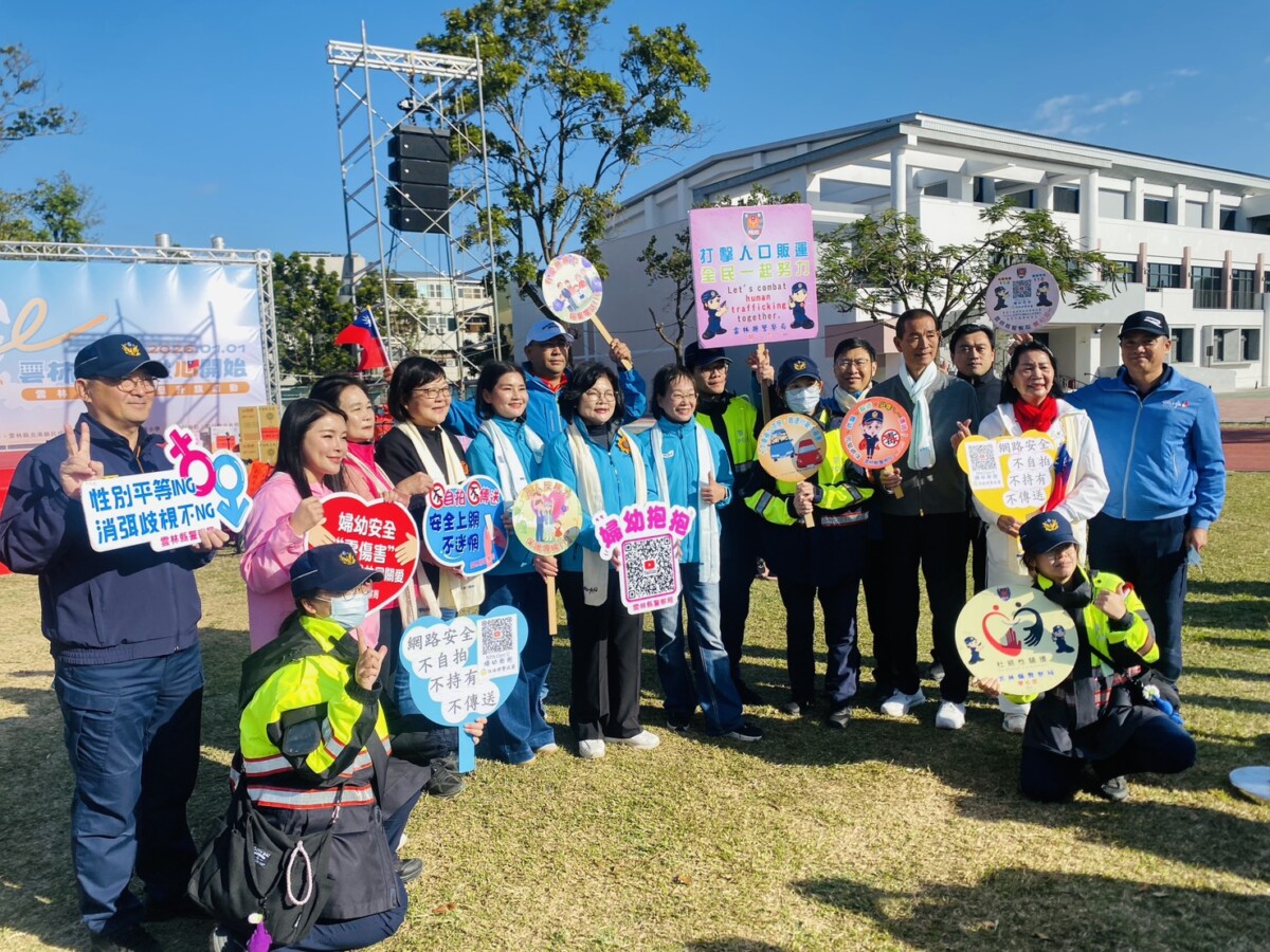 ▲北港警分局把握這次大型活動機會,進行防詐騙宣導,主動向民眾說明最新詐騙趨勢。(記者蘇峯毅攝)