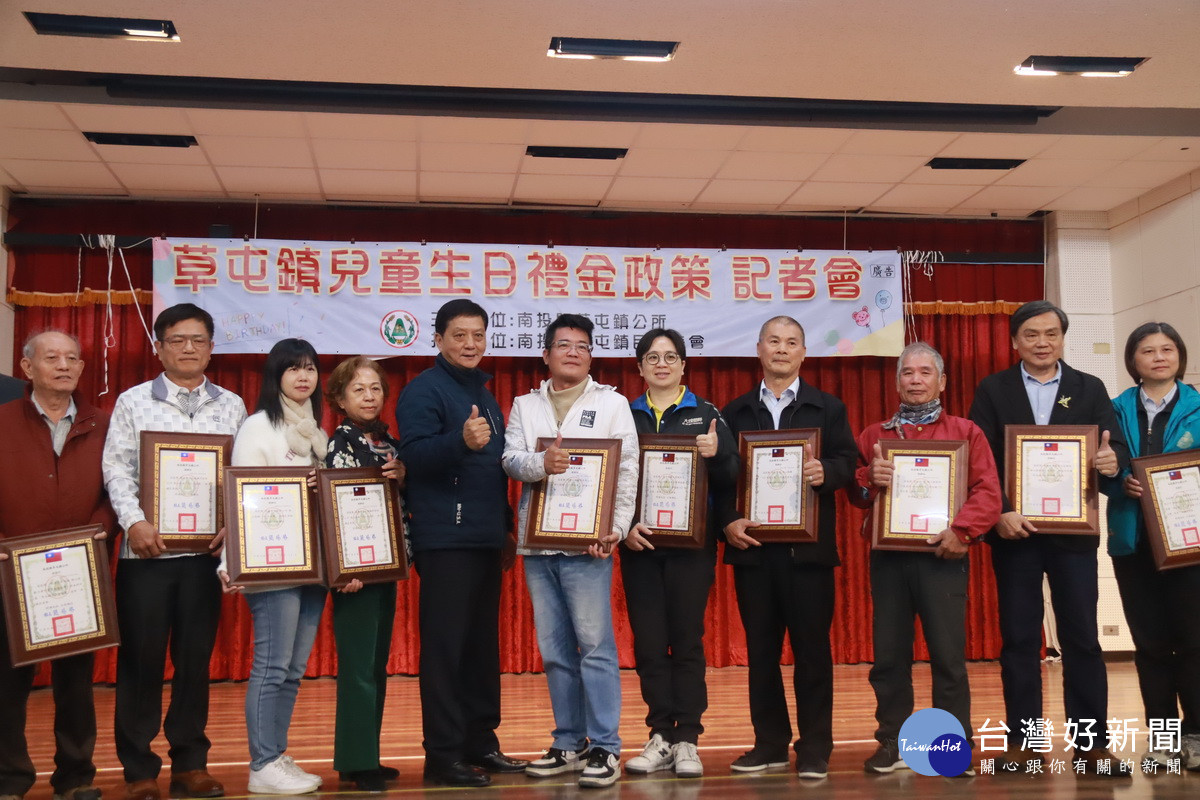 簡鎮長贈感謝狀感謝地方企業、單位的贊助活動。(記者扶小萍攝)