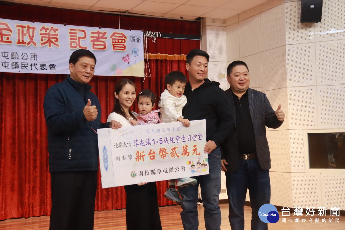 簡鎮長贈送二萬元予生日的幼童。(記者扶小萍攝)