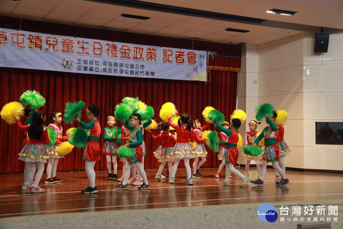 幼兒園幼童表演熱場。(記者扶小萍攝)