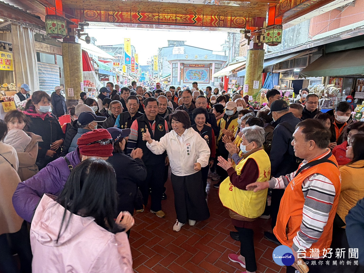 嘉義市長黃敏惠、嘉義市大福興宮主任委員曾東本、嘉邑行善團理事長鄭秀玉等人前往苗栗縣白沙屯拱天宮參香，邀請「粉紅超跑」2026年再度蒞臨嘉義市贊境賜福／嘉義市府提供