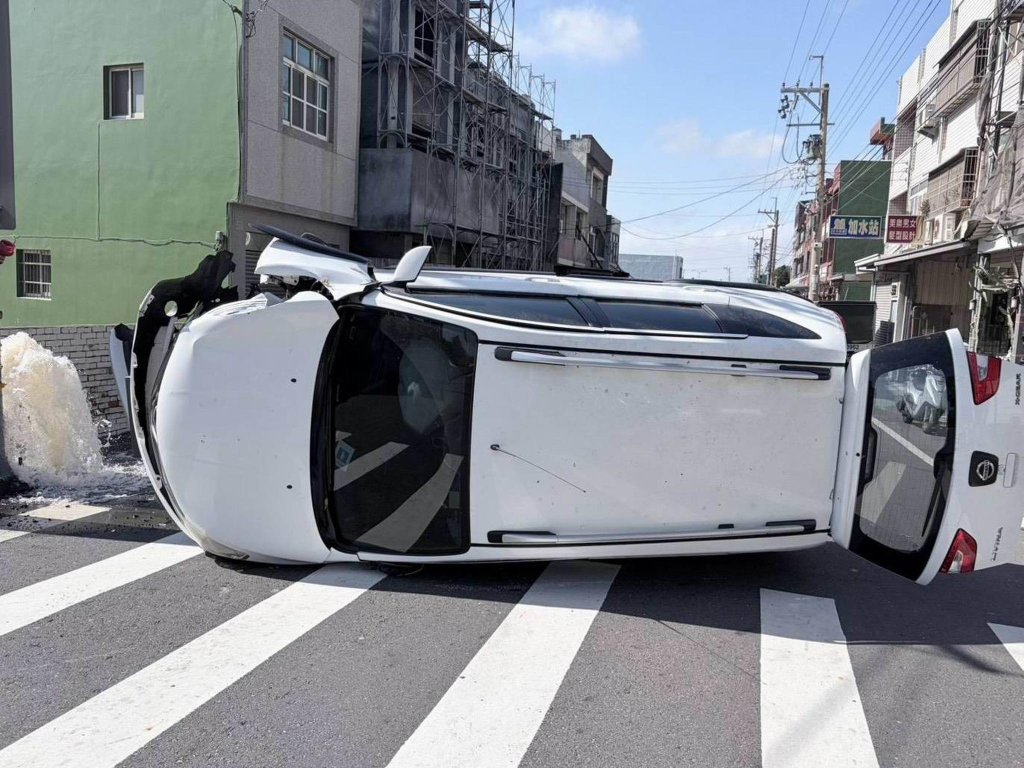 影/彰化伸港轎車失控翻覆撞爆消防栓!-2女2嬰驚險送醫