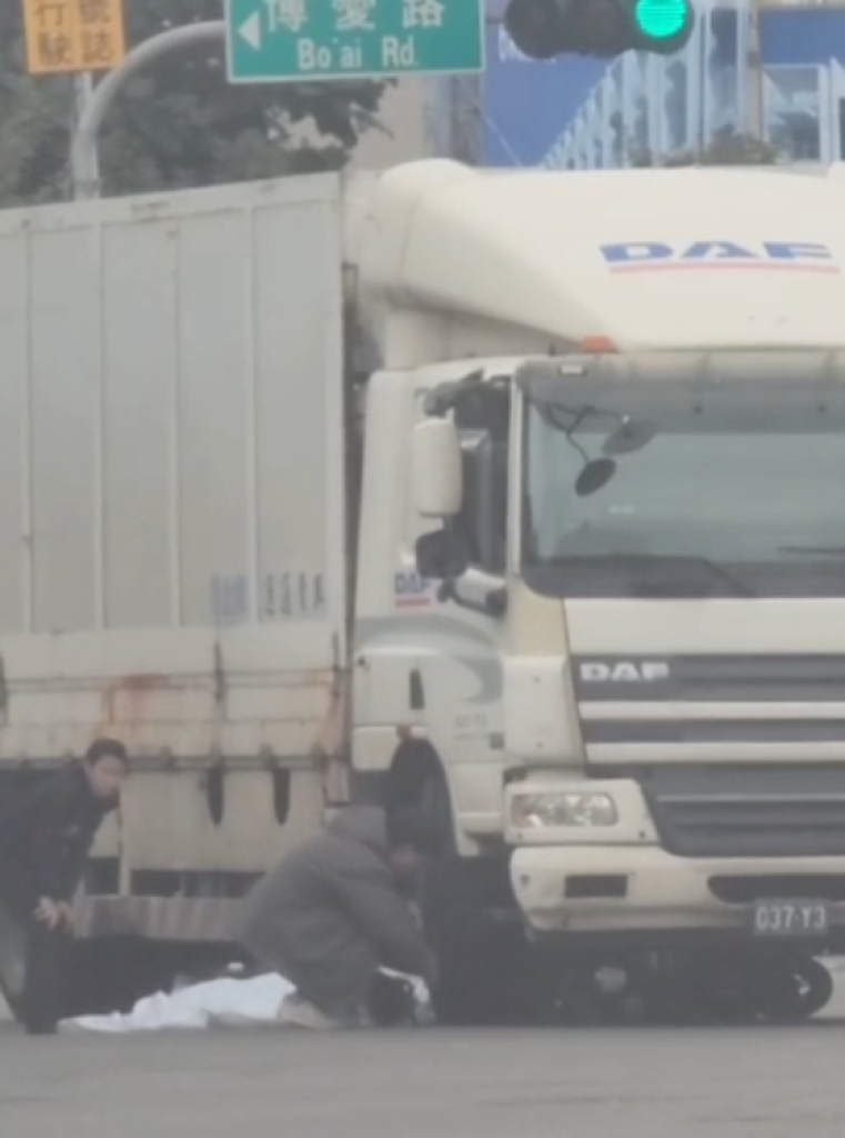 屏東死亡車禍!機車與大貨車相撞 騎士當場死亡