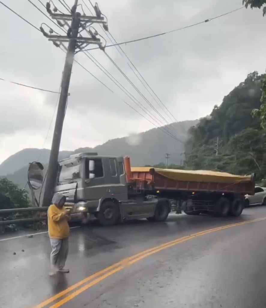 台9線砂石車撞電線桿! 警方及工務段人員處理中