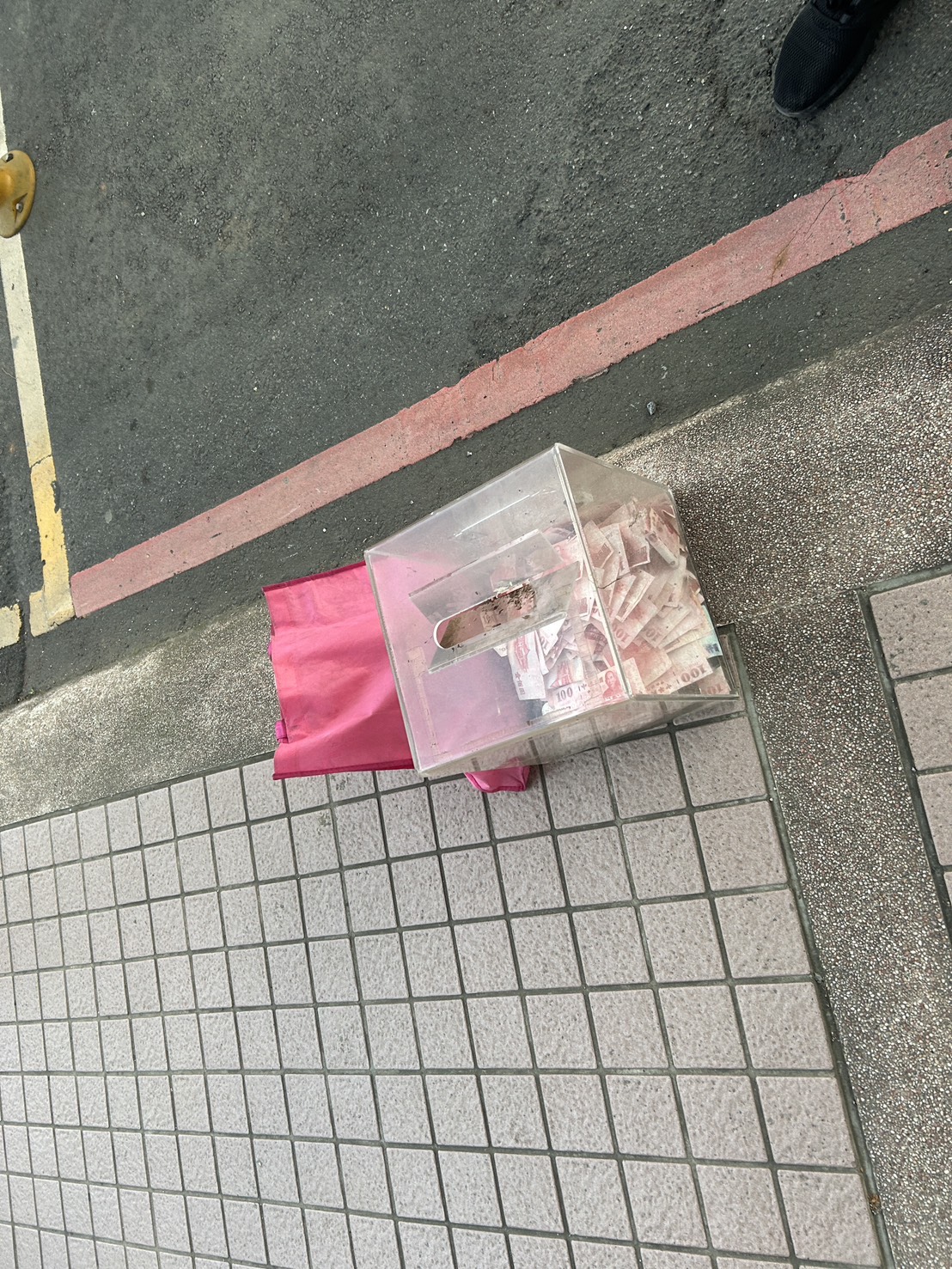 桃園1名59歲游姓男子利用過去在中央警察大學施作油漆工程時持有的「舊通行證」矇混進入校園,大膽竊取校內土地公廟的香油錢。不料冥冥之中自有天意,游男得手欲逃離校門時,錢箱竟意外掉落地面發出巨大聲響,當場驚動校警將其制伏。