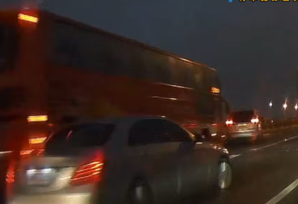 撞擊畫面曝光!國道五楊高架自小客車鬼切高乘載車道 遭大客車追撞