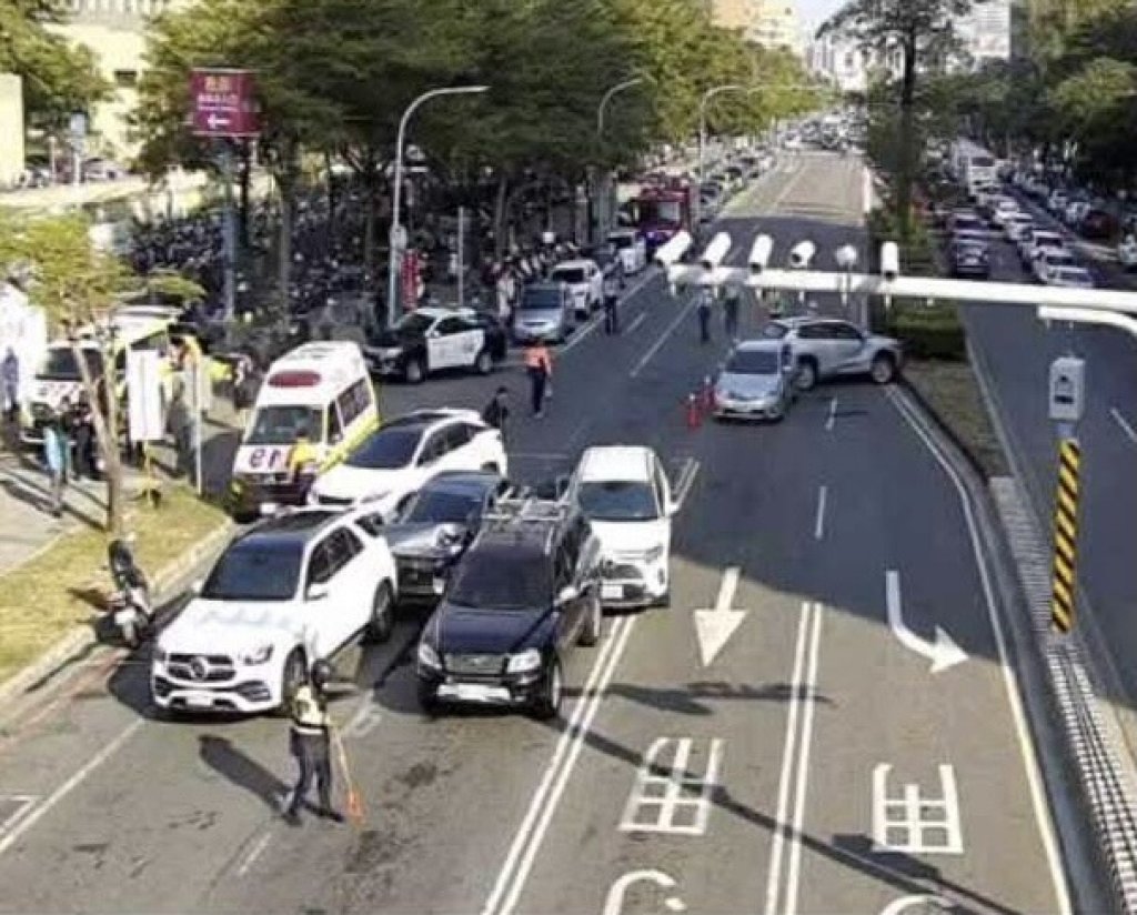 快訊/台南成大醫旁多車追撞!轎車車頭撞爛 交通一度大堵塞