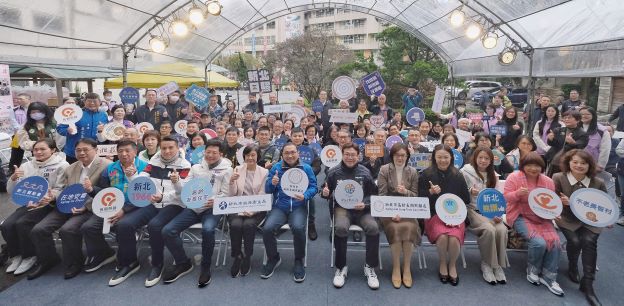 在最熟悉的地方安心變老 新北市高齡長期照顧處揭牌 44 《圖說》新北市政府高齡長期照顧處成立暨揭牌典禮貴賓合照。〈衛生局提供〉
