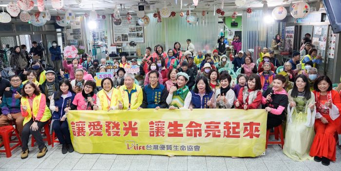 娛樂牡丹心據點長輩 〈台灣優質生命〉獻藝又送暖 36 《圖說》台灣優質生命協會多位知名藝人到新莊牡丹心據點娛樂長輩。〈社會局提供〉
