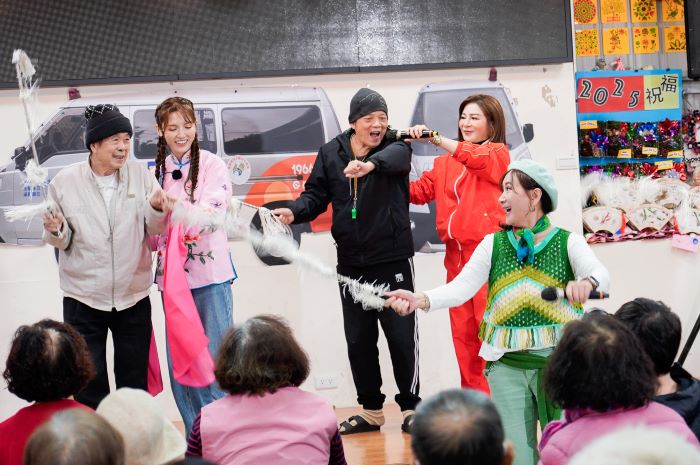 娛樂牡丹心據點長輩 〈台灣優質生命〉獻藝又送暖 37 《圖說》知名歌仔戲演員陳亞蘭教長輩如何拿象徵馬鞭的藤竹揮打,台上右1為王彩樺。〈社會局提供〉