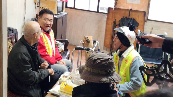 娛樂牡丹心據點長輩 〈台灣優質生命〉獻藝又送暖 40 《圖說》藝人白雲(左2)和莊凱勛(右1)隨雙鳳里長潘素娥送餐到獨居長輩簡伯伯家中,並噓寒問暖。〈社會局提供〉
