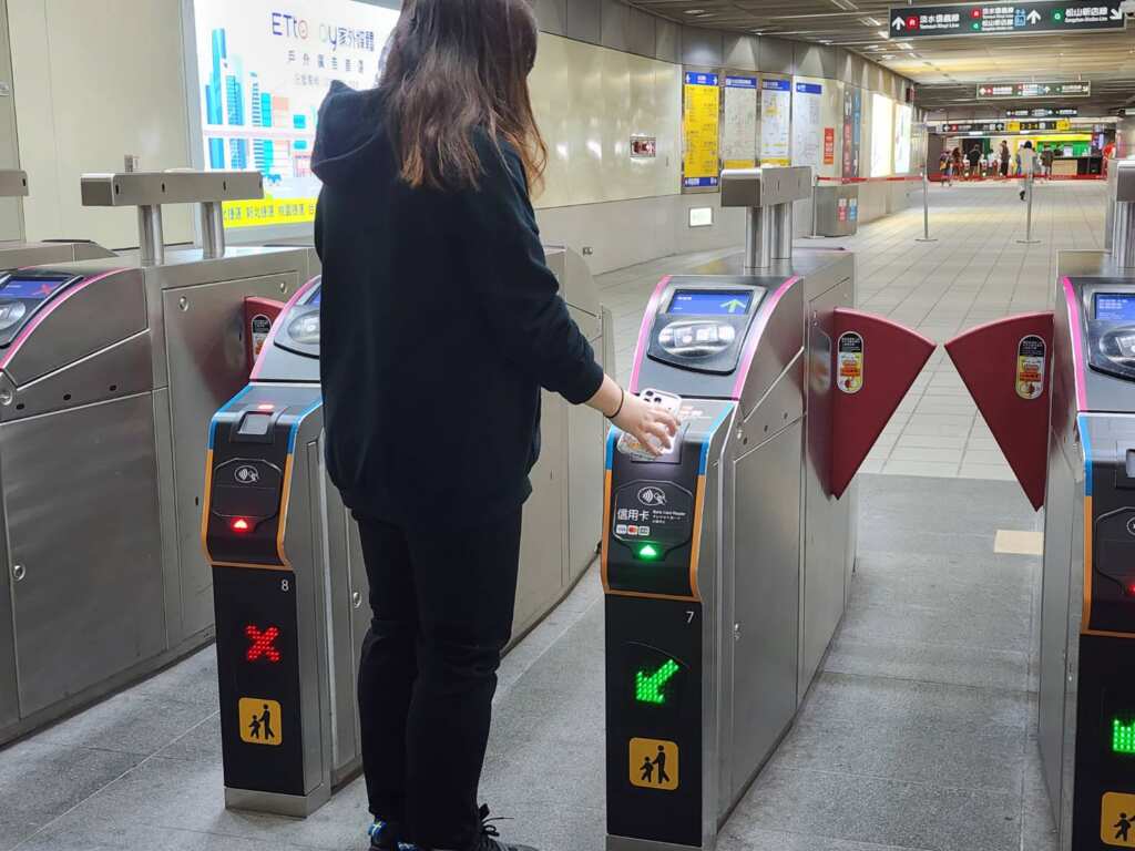 ▲臺北捷運公司自1月3日起,全閘門開放QR乘車碼搭車。