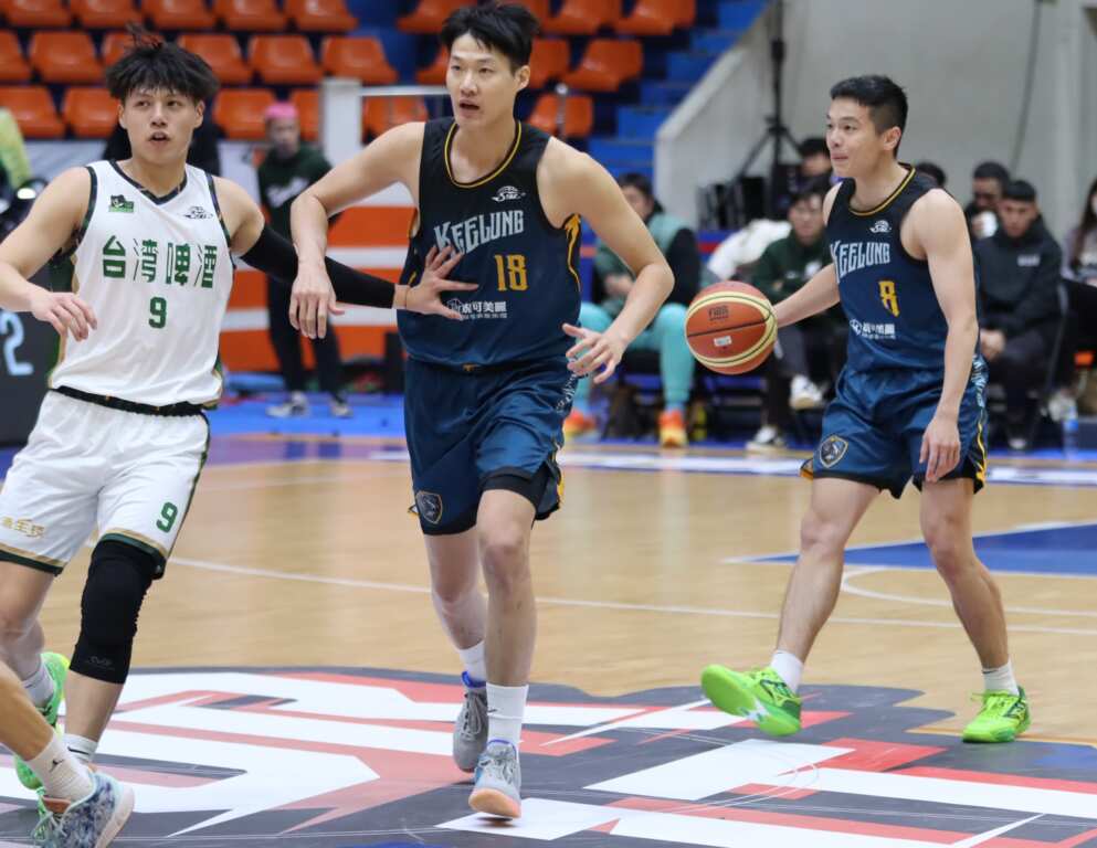 職籃失意後衛王振原(右)，意外成為基隆黑鳶隊獲勝功臣。 (魏冠中攝影)
