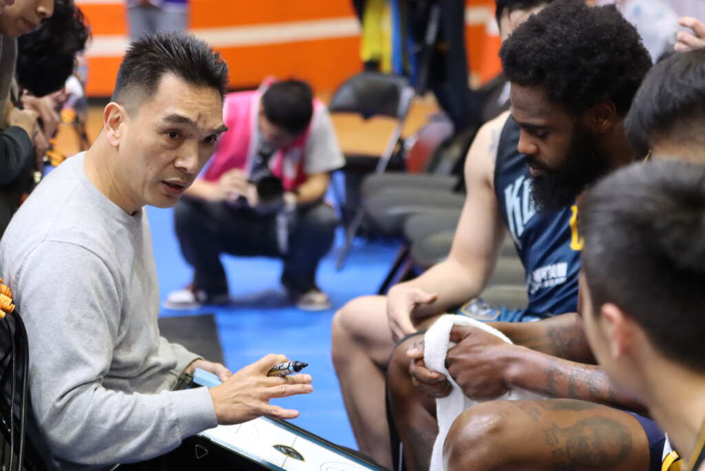 黑鳶隊總教練楊志豪(左)摘下第一勝。 (魏冠中攝影)