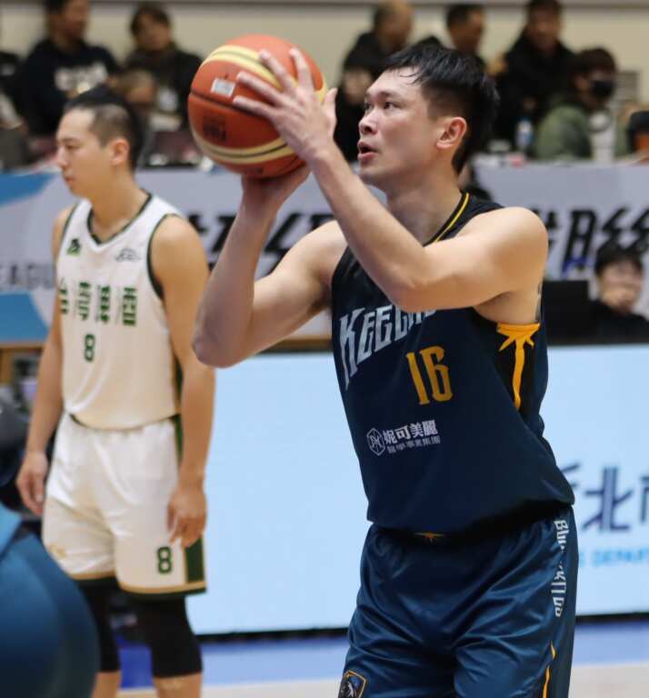 職籃老將胡凱翔幫助黑鳶立大功。 (魏冠中攝影)