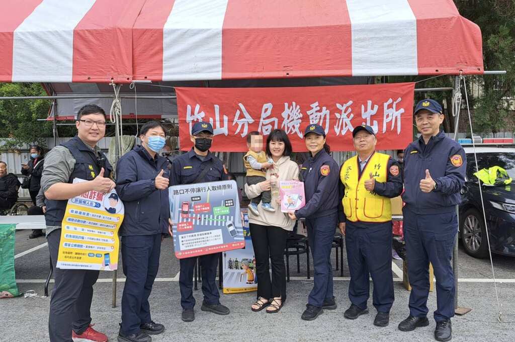 ▲紫南宮元旦發放錢母人潮湧現,竹山警設機動派出所全力守護民眾安全。