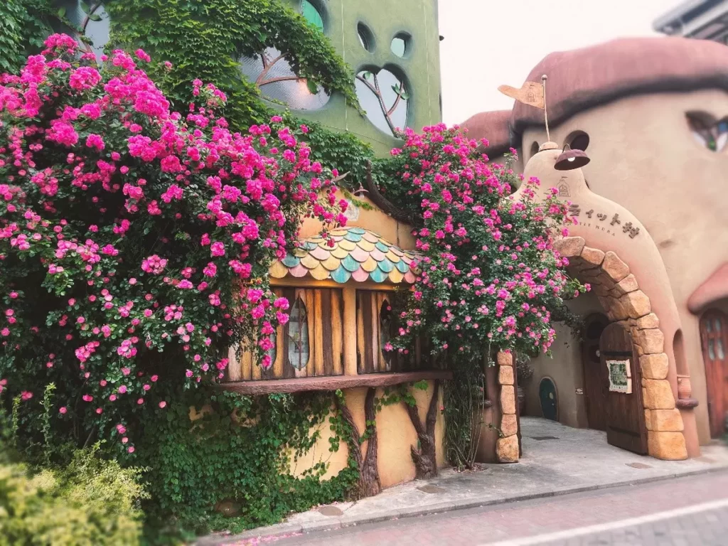 吉祥寺プティット村外觀。漫步於藤蔓與攀緣薔薇交織的風景,彷彿置身異國小鎮。 ©吉祥寺プティット村