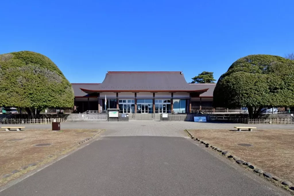 遊客中心外觀。現代化建築與歷史園區相映成趣,為訪客提供舒適的入園起點。©江戶東京建築園