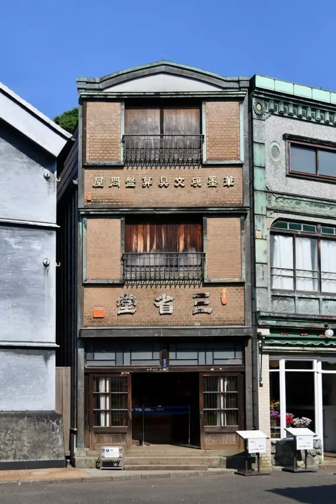 武居三省堂外觀。保留原貌的商店外觀,訴說江戶時代下町的繁華景象。 ©江戶東京建築園