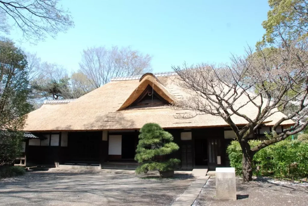 天明家外觀。保留長屋門與主屋的建築,展示江戶時代家庭的格調與生活哲學。 ©江戶東京建築園