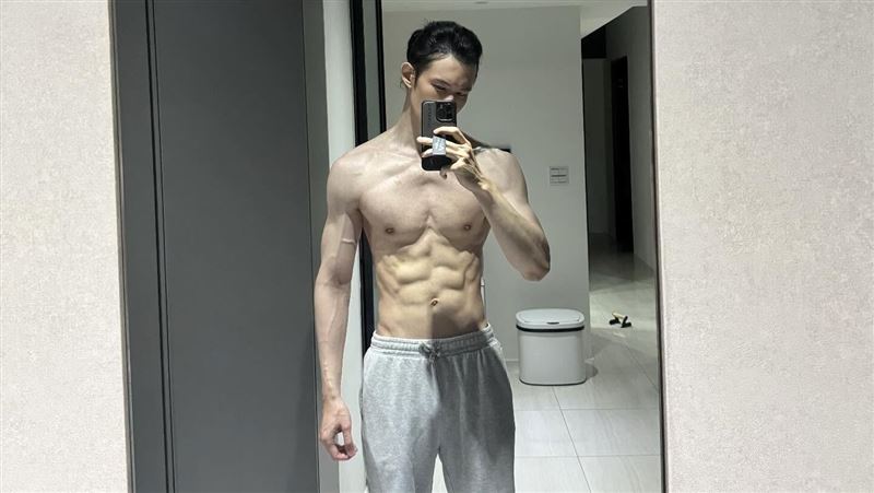 波特王秀出六塊腹肌宣戰。(圖/翻攝波特王Threads)