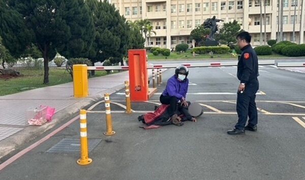 油漆工持假證件進警大　土地公廟香油錢整箱搬走「出校門被活逮」 253