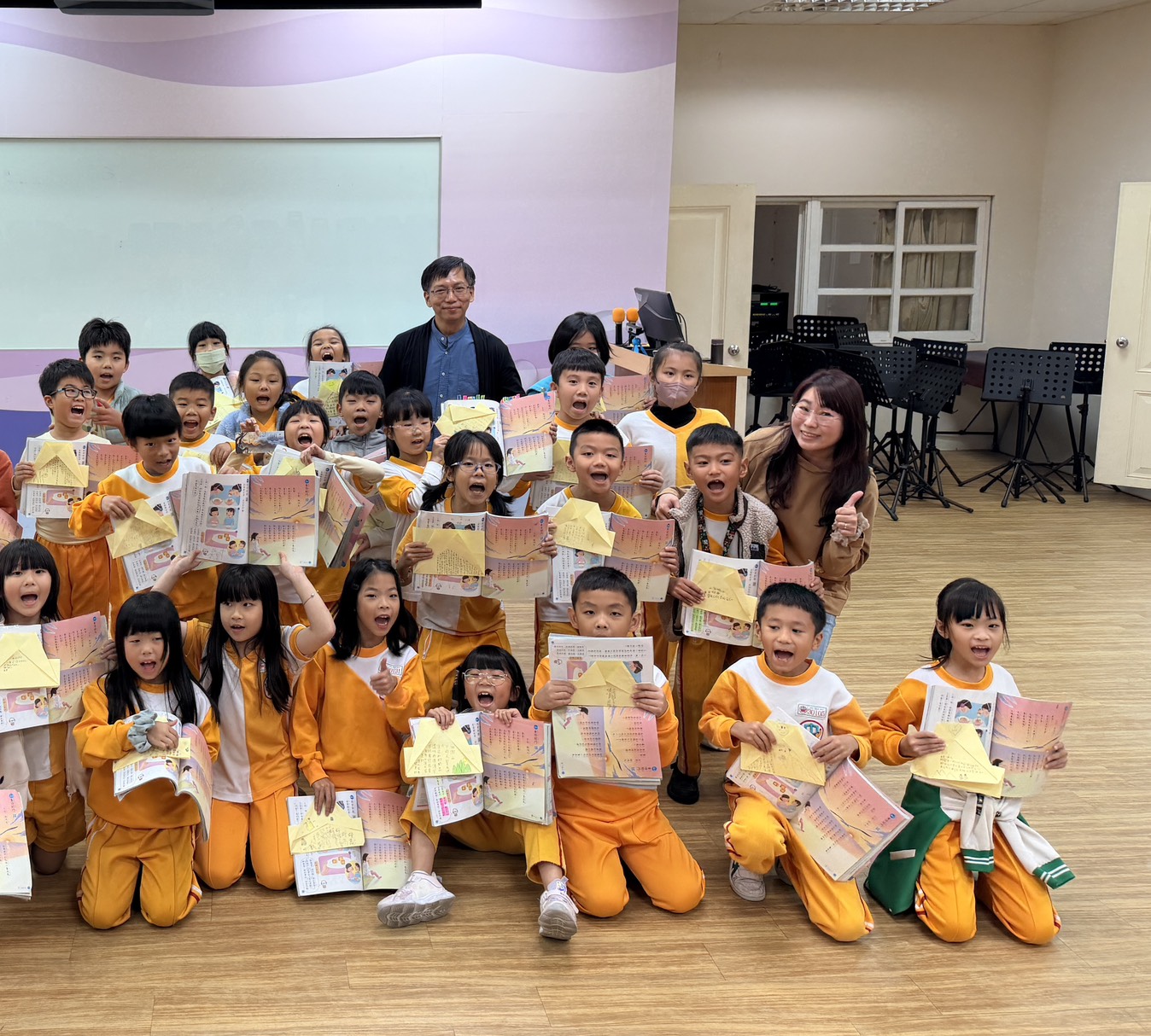 作家謝鴻文現身八德大忠國小 導讀活動意外變小型簽書會 fa5d4a5