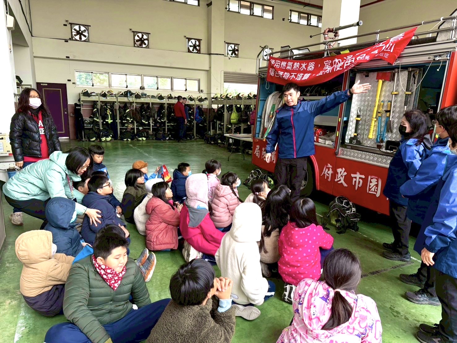 八德消防分隊攜手瑞豐國小 教學童預防電氣火災 S 35659879 0