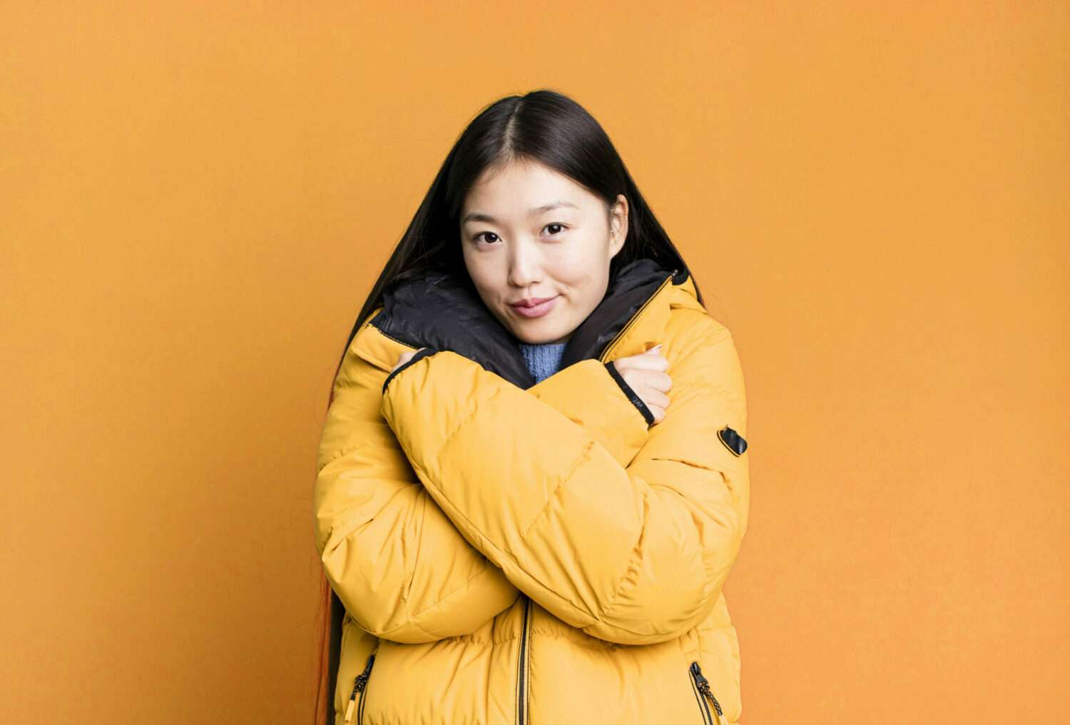 今晚至明晨最冷!桃園市府啟動寒害應變 籲民眾注意保暖 young adult pretty asian woman wearing anorak winter cold concept scaled e1708927582982