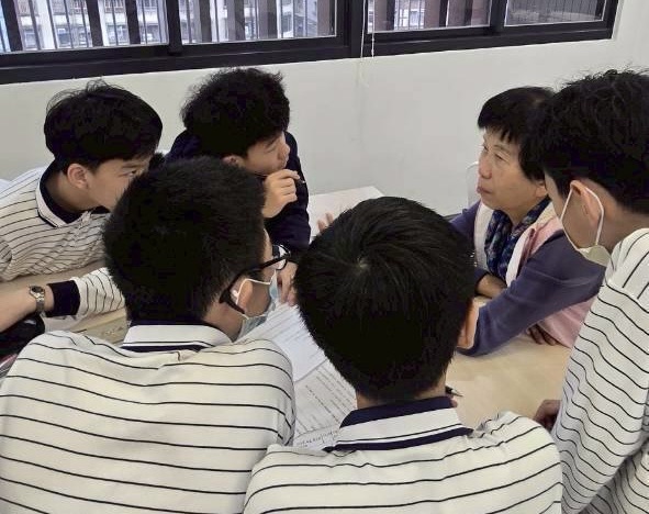 紅心字會攜手復興實中,推動跨世代關懷活動,溫暖獨居長者的心。(圖/紅心字會 提供)