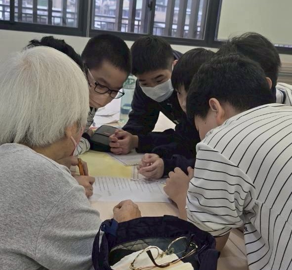 學生實際與獨居長者面對面互動,共同譜出一幅幅溫暖的「生命故事圖」。(圖/紅心字會 提供)