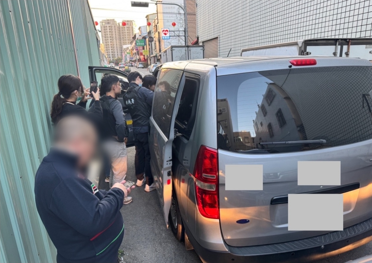 專案小組凌晨攔查載運非法外籍人士的廂型車。(圖/記者 趙靜姸翻攝)