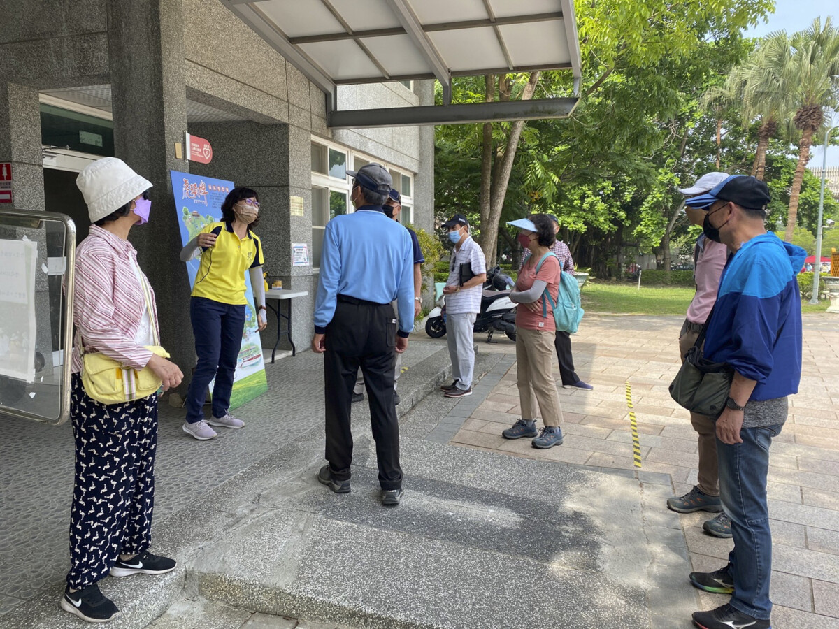 ▲虎頭埤志工於迎新廣場提供導覽解說服務