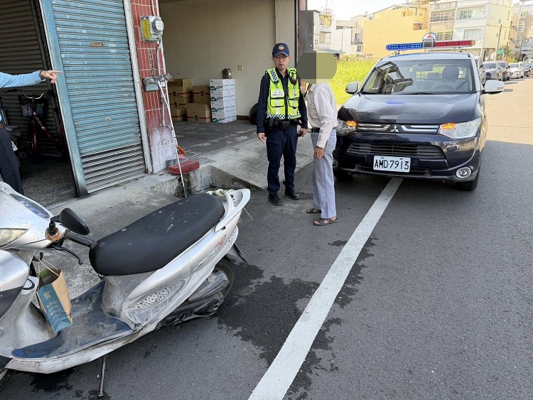 ▲一句「我找不到回家的路」,斗六警陪老翁走回家的方向。(記者劉春生攝)